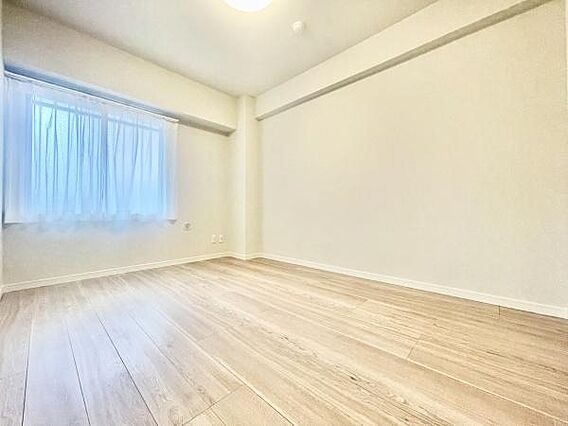 明るい窓から自...