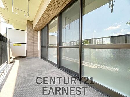 広々としたバルコニーが特徴的です。日当たりが良く開放感のある空間です。ガラス戸で室内との繋がりも感じられます。メンテナンスしやすい床材が採用されています。