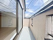 日当たりをしっかり感じられるバルコニーです。シンプルな構造で手入れがしやすいです。ガラス戸が大きく室内との行き来が便利です。開放感ある空間が広がっています。