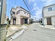 開放感のある前面道路に面し車の出し入れもスムーズに行えます。周辺には住宅が並び街並みが整っています。日当たりも良好で明るい雰囲気が感じられます。清潔感のある外観が印象的です。