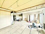 明るい光が差し込む広々としたリビングです。大きな窓があり開放感を感じられます。天井や床のデザインが特徴的で様々なインテリアに対応しやすい空間です。リノベーション前の様子がわかる写真です。