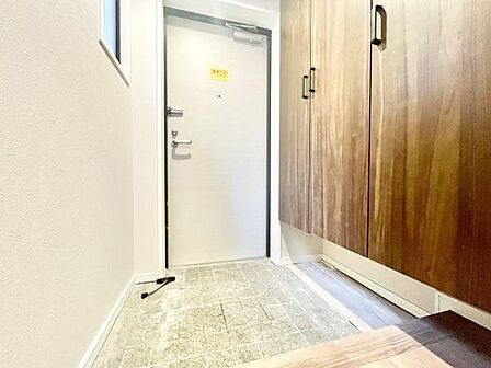 明るく清潔感のある玄関が印象的です。収納スペースが充実しているため整理しやすい設計になっています。床の素材もお手入れしやすく使い勝手が良い仕上がりです。