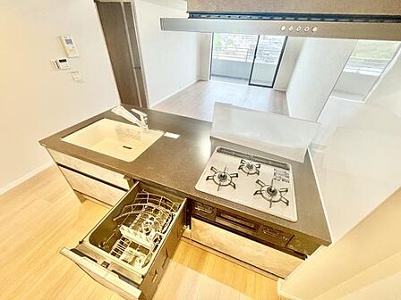 キッチンは開放感のあるカウンタータイプで使いやすいガスコンロが設置されています。食器洗浄機も備え付けられており家事のサポートに便利です。