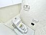 トイレ：白を基調とした清潔感のあるトイレです。手洗い付きの便器が設置されており機能的な空間が広がっています。壁面のデザインもシンプルで全体的に明るい印象です。