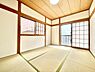 和室：障子から光が差し込む明るい和室です。天井や柱などの木目が落ち着いた雰囲気を演出しています。畳がきれいに敷き詰められゆったりとした空間となっています。バルコニーに面した窓もあり開放感のある設計です。