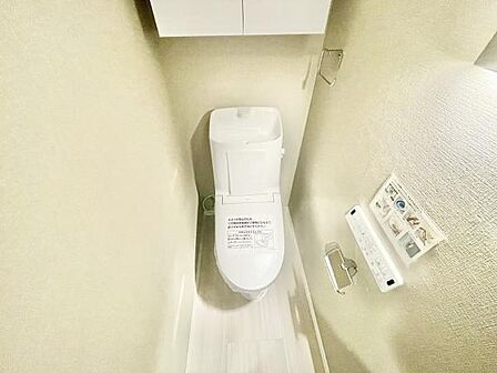 明るい色調で清潔感のあるトイレです。収納スペースが備わっており整理整頓しやすくなっています。壁面のアクセントが空間にメリハリを与えています。床材も手入れがしやすく日常使いに便利です。