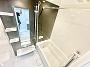 シンプルで清潔感のあるバスルームです。壁面の収納棚が便利に使えます。大きめの鏡が設置されており使い勝手も良好です。浴槽もゆったりとしたサイズ感です。シャワースペースが独立しておりお手入れも簡単です。