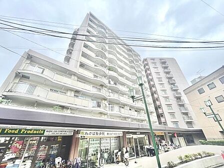 落ち着いた雰囲気の外観が特徴的です。バルコニーが広く取られており明るい印象があります。1階部分には店舗スペースが併設されています。隣接する建物との距離も適度に確保されています。