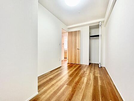 明るいフローリングと白い壁が印象的な子供部屋です。クローゼットが備え付けられており収納も充実しています。すっきりとした空間でレイアウトの自由度が高いのが特徴です。