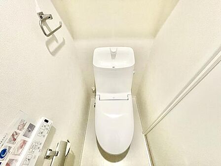 清潔感のあるトイレ空間です。シンプルなデザインで使いやすさが感じられます。ペーパーホルダーやタオル掛けも設けられていて便利です。ウォシュレット機能付きで快適です。