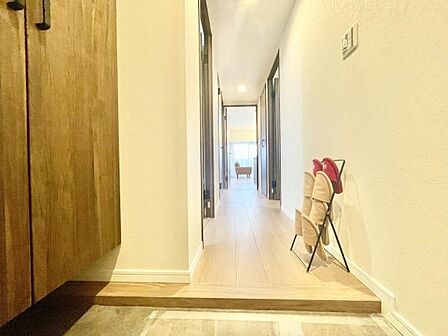 明るさのある玄関が住まいの印象を引き立てます。廊下まで続く清潔感が魅力です。収納スペースもすっきり配置されています。玄関から室内への導線もスムーズです。