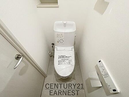 コンパクトな空間に設計されたトイレです。シンプルな内装で使いやすさが感じられます。壁面には操作パネルも設置されており利便性に配慮されています。床や壁も清掃しやすい素材で仕上げられています。