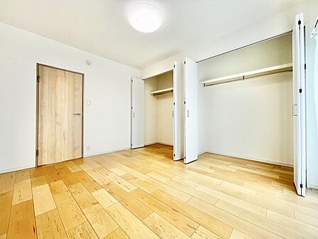 明るく広々とした空間が広がる洋室です。大きなクローゼットが設けられており収納も豊富です。床材の色合いが部屋を引き立てレイアウトも自在です。シンプルで使いやすい設計となっています。