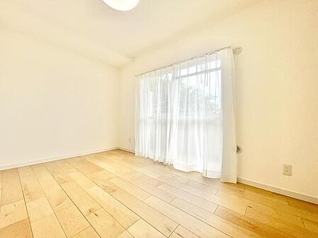 明るい日差しが差し込むシンプルな子供部屋です。ナチュラルなフローリングが特徴的でお手入れがしやすい空間となっています。窓辺から外の眺めも楽しめます。