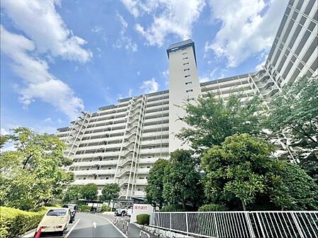 広々とした敷地に建てられた大規模マンションです。高層階まで続く建物が印象的です。敷地周辺には緑も多く開放感があります。堂々とした佇まいが特徴です。駐車場も整備されています。