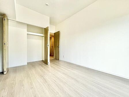 明るい色調のフローリングが魅力の洋室です。収納スペースも備わっておりすっきりとした印象です。開放感のある空間で様々な用途にご活用いただけます。室内がシンプルで使いやすいレイアウトとなっています。