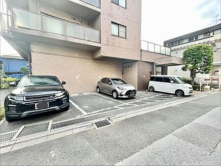 屋外に並んだ複数台分の駐車スペースがあり幅広い車種に対応可能です。マンションすぐ横に位置しており利便性も考慮されています。舗装された駐車場で車の出し入れがしやすい環境です。