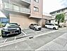 駐車場：屋外に並んだ複数台分の駐車スペースがあり幅広い車種に対応可能です。マンションすぐ横に位置しており利便性も考慮されています。舗装された駐車場で車の出し入れがしやすい環境です。