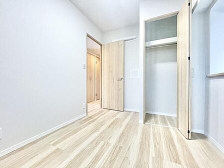 明るい色合いのフローリングが特徴的な子供部屋です。クローゼットが備わっており洋服やおもちゃなどの収納にも便利です。室内はシンプルなデザインで自由にアレンジしやすい空間となっています。