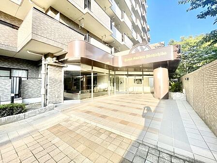 日差しが差し込む広々としたエントランスが印象的です。アプローチ部分もゆとりがあり開放感を感じられます。ガラス張りのエントランスで明るい雰囲気です。外観のタイル貼りが落ち着いた印象を与えます。