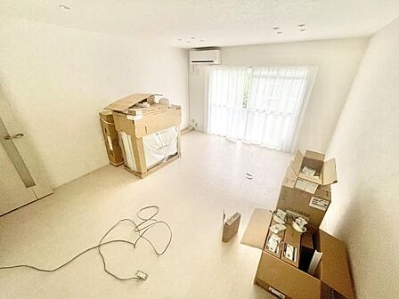 ※リフォーム中 白を基調とした明るいリビングです。大きな窓から自然光が差し込み開放感があります。エアコン付きで快適な空間です。収納や家具の配置もしやすい間取りです。シンプルなデザインが魅力的です。