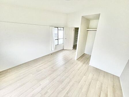 ※リフォーム中 窓から明るい光が入る寝室です。白を基調とした内装で空間に広がりを感じられます。収納スペースもあり使い勝手が良いです。床はナチュラルな色味で落ち着いた雰囲気です。