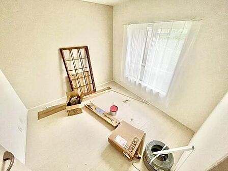 ※リフォーム中 窓から明るい光が差し込む清潔感のある子供部屋です。壁や床にシンプルな色合いが採用され使いやすい空間設計となっています。自然光を取り入れやすい大きな窓が印象的です。