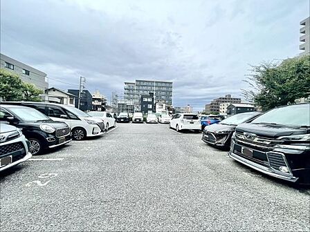 広々とした駐車スペースが確保されています。平面タイプの駐車場で車の出し入れがしやすい造りです。周囲は視界が開けており明るく安心感があります。複数台の乗用車が駐車可能な環境です。