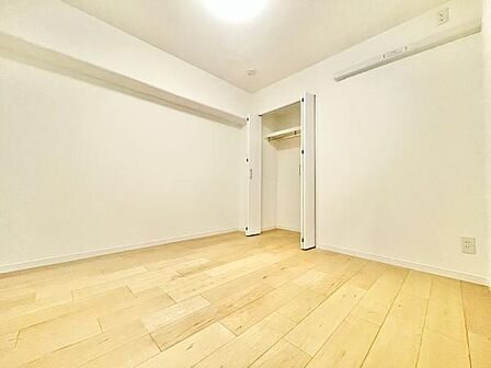 明るいフローリングと白い壁が特徴の子供部屋です。クローゼットも完備され収納に便利です。シンプルな内装でインテリアのアレンジが楽しめます。電源コンセントの配置も使いやすい設計です。