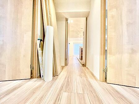 明るい色合いの床材と建具が空間を広く見せます。玄関から室内まで一直線に広がる視界が開放感を演出。木目の質感も柔らかな印象です。清潔感のあるシンプルなデザインが特徴です。