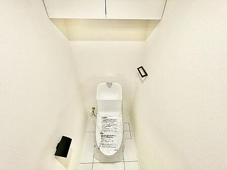 シンプルで清潔感のあるトイレです。ホワイトを基調とした内装が空間を明るく見せます。上部収納も設けられており日用品の整理にも便利です。床も手入れがしやすい素材です。