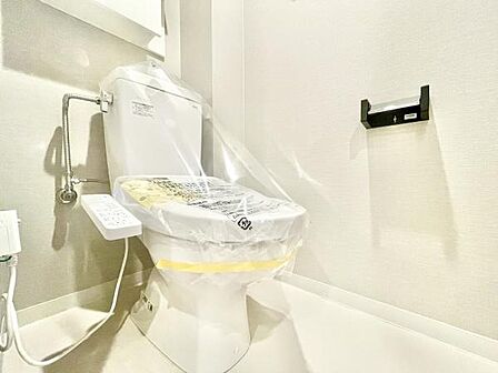 明るく清潔感のあるトイレ空間です。温水洗浄便座が設置され快適にご利用いただけます。壁紙や床もシンプルなデザインで手入れがしやすい仕様になっています。ペーパーホルダーも設置済みです。