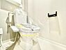 トイレ：明るく清潔感のあるトイレ空間です。温水洗浄便座が設置され快適にご利用いただけます。壁紙や床もシンプルなデザインで手入れがしやすい仕様になっています。ペーパーホルダーも設置済みです。