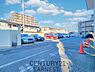 駐車場：複数台の車がゆったりと停められる広々とした駐車場です。舗装された地面で車の出し入れもスムーズに行えます。見通しの良いレイアウトなので安心してご利用いただけます。