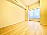 子供部屋：明るい色合いの床と壁が特徴の一室です。窓から自然光がたっぷり入り開放感があります。シンプルな内装でレイアウトの自由度が高いです。収納や家具の配置もしやすい空間です。子供部屋としても活用できます。