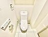 トイレ：清潔感のある白を基調としたトイレです。壁面に操作パネルがあり機能性が備わっています。床タイルも明るく空間がすっきりとしています。ペーパーホルダーやフックなど細部にも工夫が見られます。