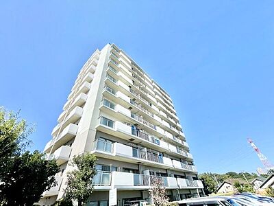 外観:明るい青空に映える外観が魅力的です。バルコニーが多く開放感のあるデザインとなっています。周囲の緑と調和した雰囲気が特徴です。日当たりの良さを感じられます。駐車スペースも充実しています。 外観:明るい青空に映える外観が魅力的です。バルコニーが多く開放感のあるデザインとなっています。周囲の緑と調和した雰囲気が特徴です。日当たりの良さを感じられます。駐車スペースも充実しています。