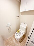 吊戸棚付きでトイレットペーパーやお掃除道具などをすっきりと収納できます♪