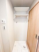 洗面所には棚が取り付けられており、収納豊富です♪