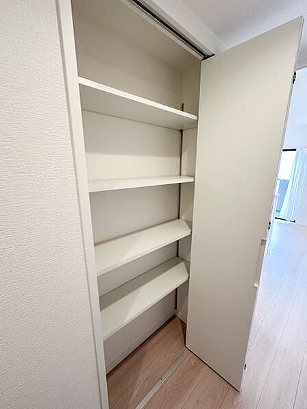 廊下にも収納完備で、車用品や防災グッズなどをすっきり収納できます♪