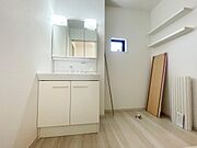 三面鏡付き洗面台採用、スキンケア用品やスタイリング剤等をすっきりと収納できます♪