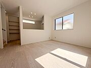 【同社施工例】現在建築中ですが現地で場所の雰囲気、同社施工の建築済お部屋でイメージもできますので、完成前のお問合せ・ご内覧大歓迎です♪