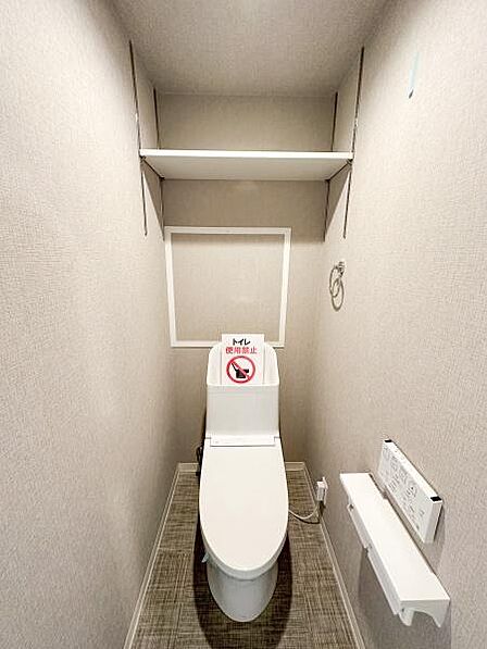 棚付きでトイレットペーパーやお掃除道具などをすっきりと収納できます♪