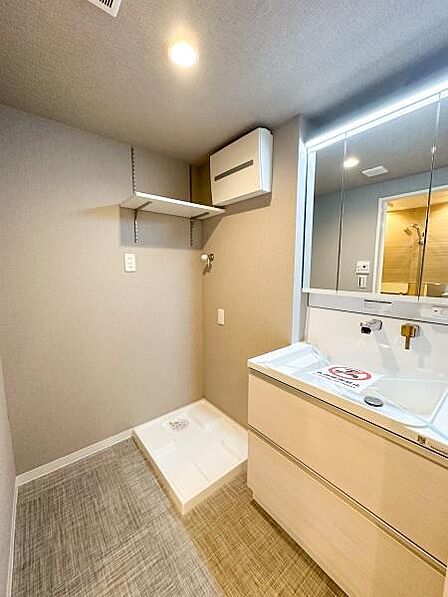 三面鏡付き洗面台採用、スキンケア用品やスタイリング剤等をすっきりと収納できます♪