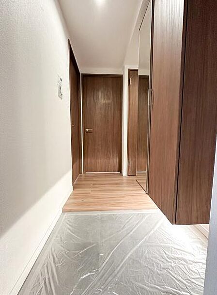人感センサー付きの照明が夜間の帰宅をサポートし、使いやすさと防犯面にも配慮した玄関まわりです。
