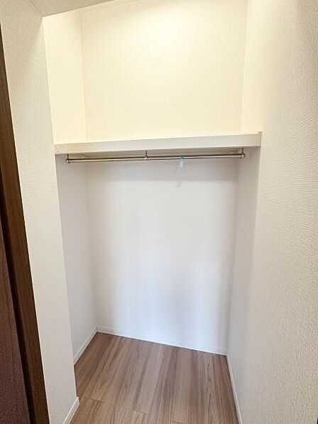 【WIC】には季節ものの洋服などを収納できるので、お部屋はすっきり広々と使うことができます。