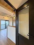 レトロ調の波ガラスが落ち着いた雰囲気です。
