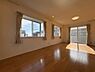 洋室：部屋が広く、明るく感じられる出窓。