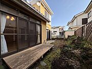 お庭の様子です。ウッドデッキがあります。