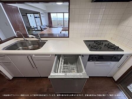 ビルトイン食洗機を備えたキッチンです。洗い物の手間が減る分、お子様との時間や食後のひとときにゆとりが生まれます。作業スペースにも奥行きがあり、調理の動線もスムーズです。